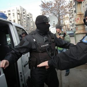 Opt persoane, retinute de procurorii DIICOT