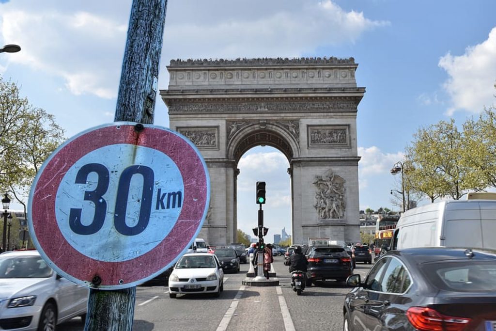 Panică pentru conducătorii auto. Marele oraş care a scăzut viteza maximă de circulaţie la 30 km/h. Numărul amenzilor va creşte, cu siguranţă