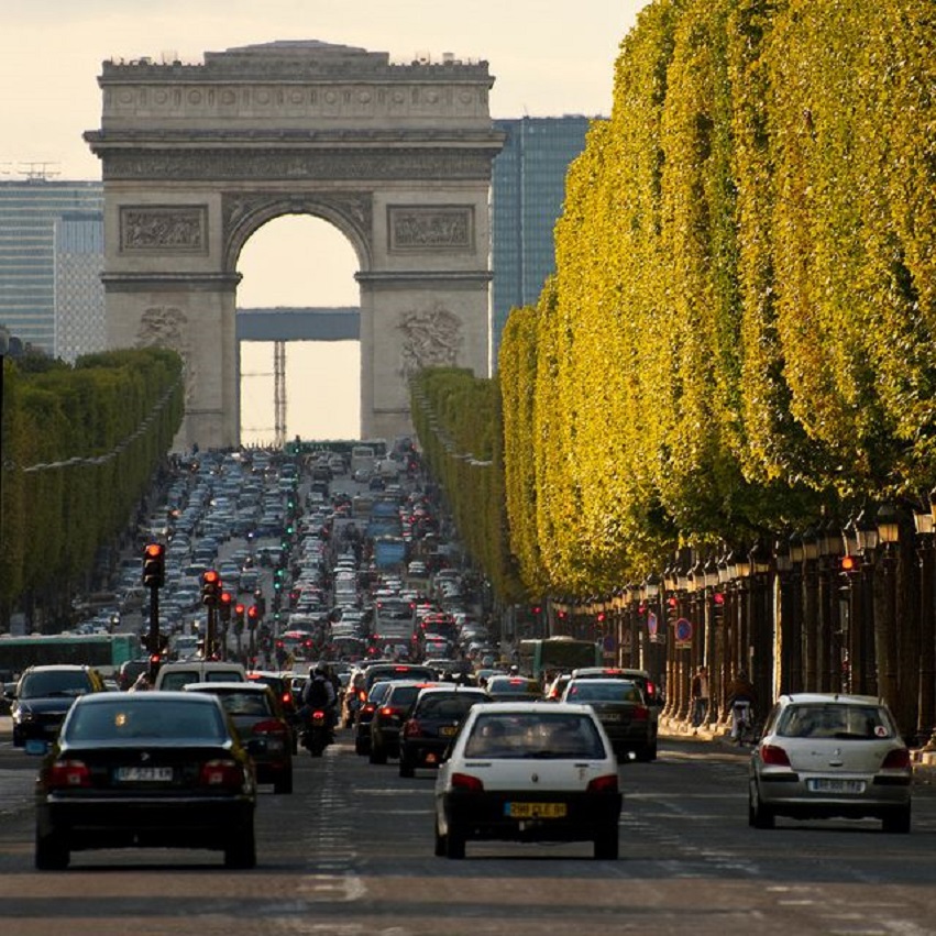 Parisul reduce viteza maxima de circulatie a autovehiculelor de la 50, la 30 de kmh