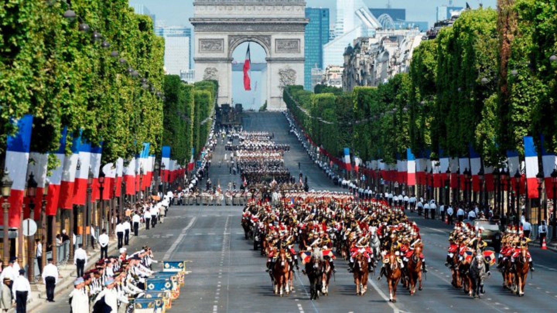 Proteste în Franța, după o serie de restricții impuse de Emmanuel Macron
