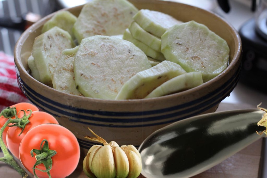 Salata de vinete cu roşii şi usturoi care te va cuceri imediat. Reţeta face furori în acest sezon