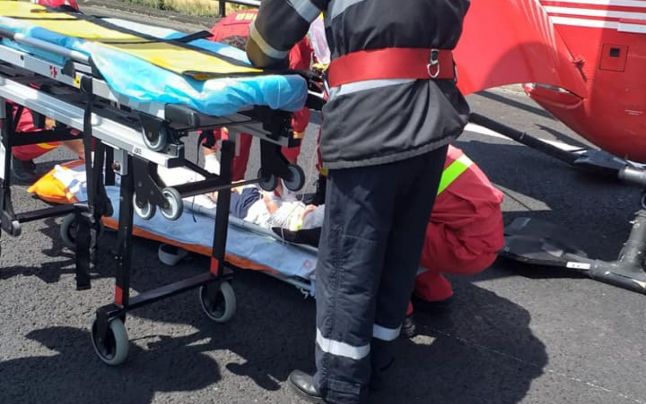 Un copil a fost proiectat prin parbrizul unei masini