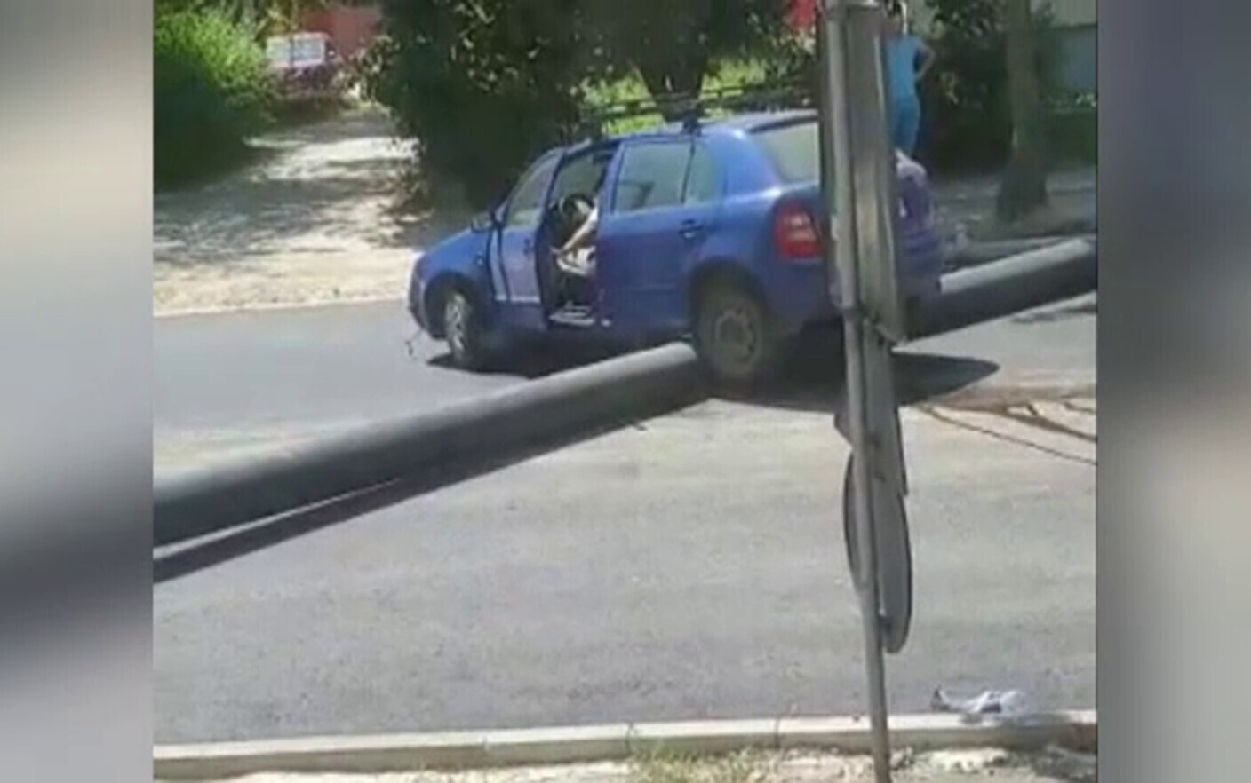 Un şofer din Braşov a vrut să treacă peste o conductă cu maşina