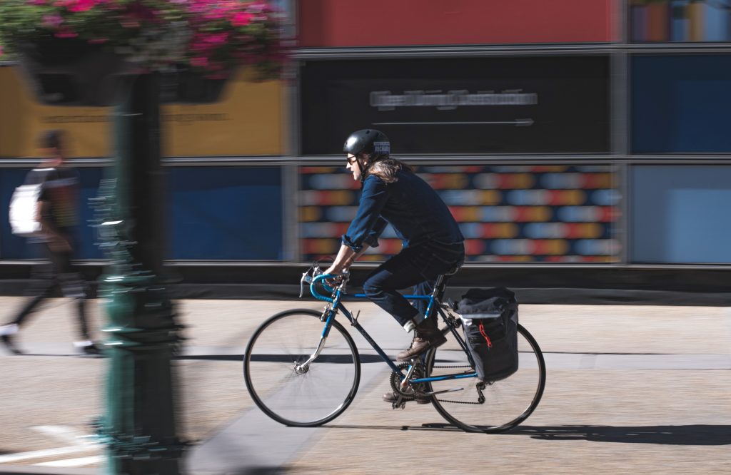 Biciclist reținut de polițiști pentru agresiune sexuală. Detalii halucinante despre tânărul care a comis faptele