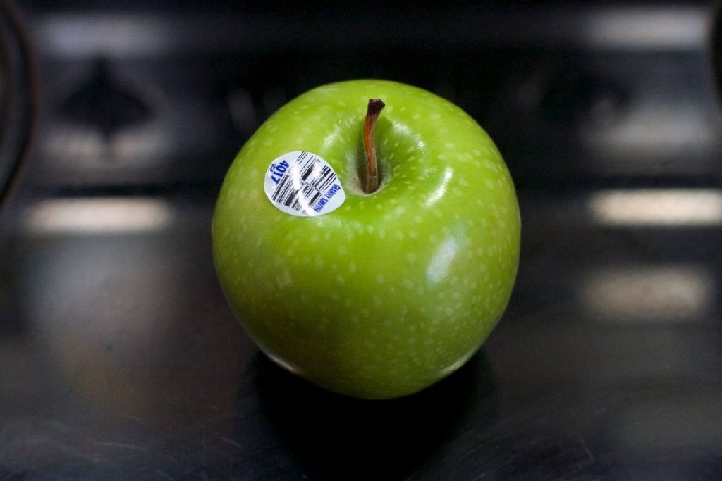 Semnificaţia codurilor de bare de pe etichetele de fructe. Prea puţini români ştiu ce reprezintă, de fapt