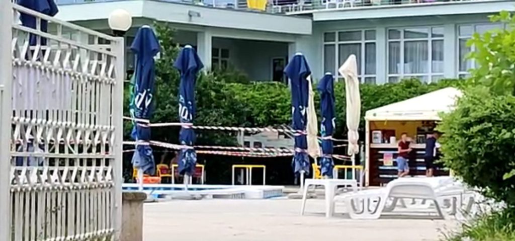 Constanţa. O fetiţă de 5 ani, la un pas să îşi piardă mâna după a rămas blocată în tubul de absorbţie al piscinei