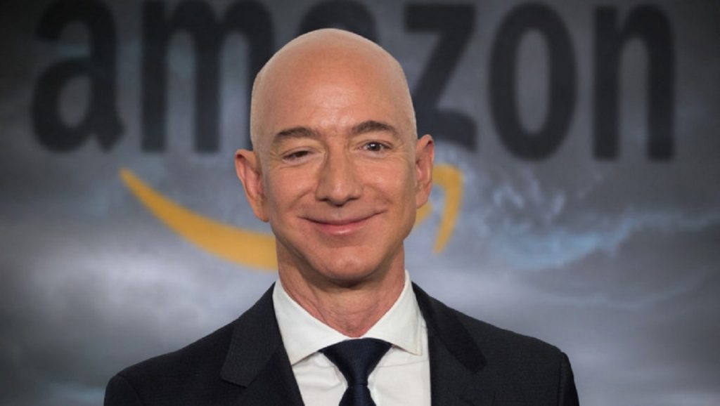 Jeff Bezos susține că angajații care gândesc liber nu vor putea fi înlocuiți de inteligența artificială. Problema e că de secole le ia joburile prostia naturală