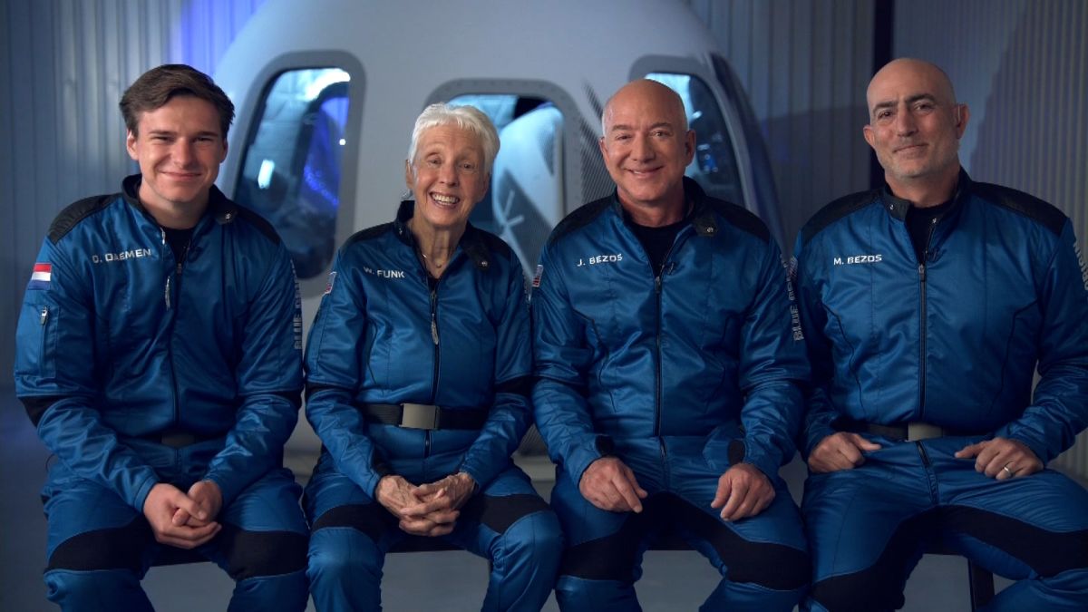 Primele cuvinte rostite de Jeff Bezos dupa ce naveta sa a aterizat din spatiu