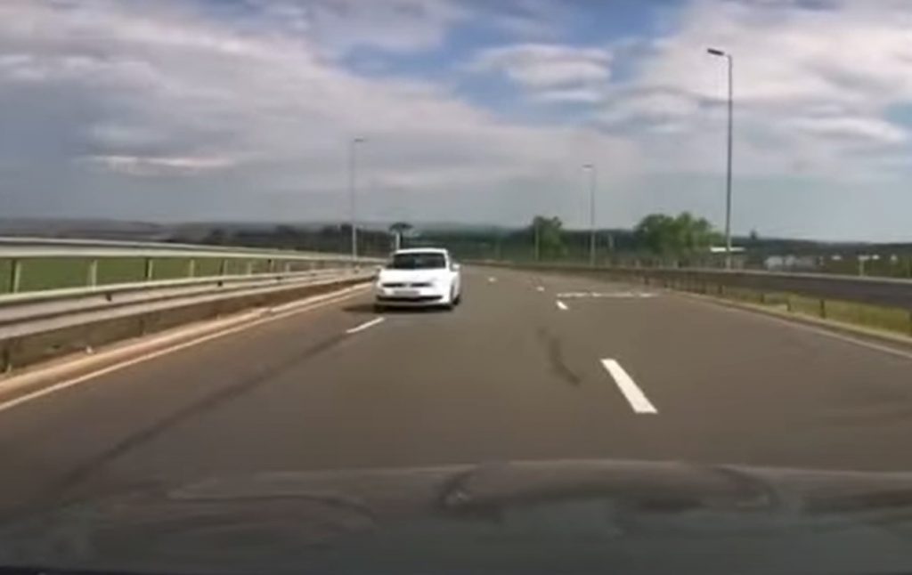 Aşa se produc tragediile pe şosea. O maşină, filmată mergând pe contrasens pe A3. Şoferul e căutat de Poliţie