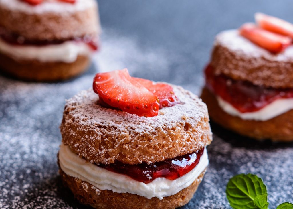 Rețeta pentru o prăjitură cu căpșune, extrem de rapidă și delicioasă. Copiii o vor adora