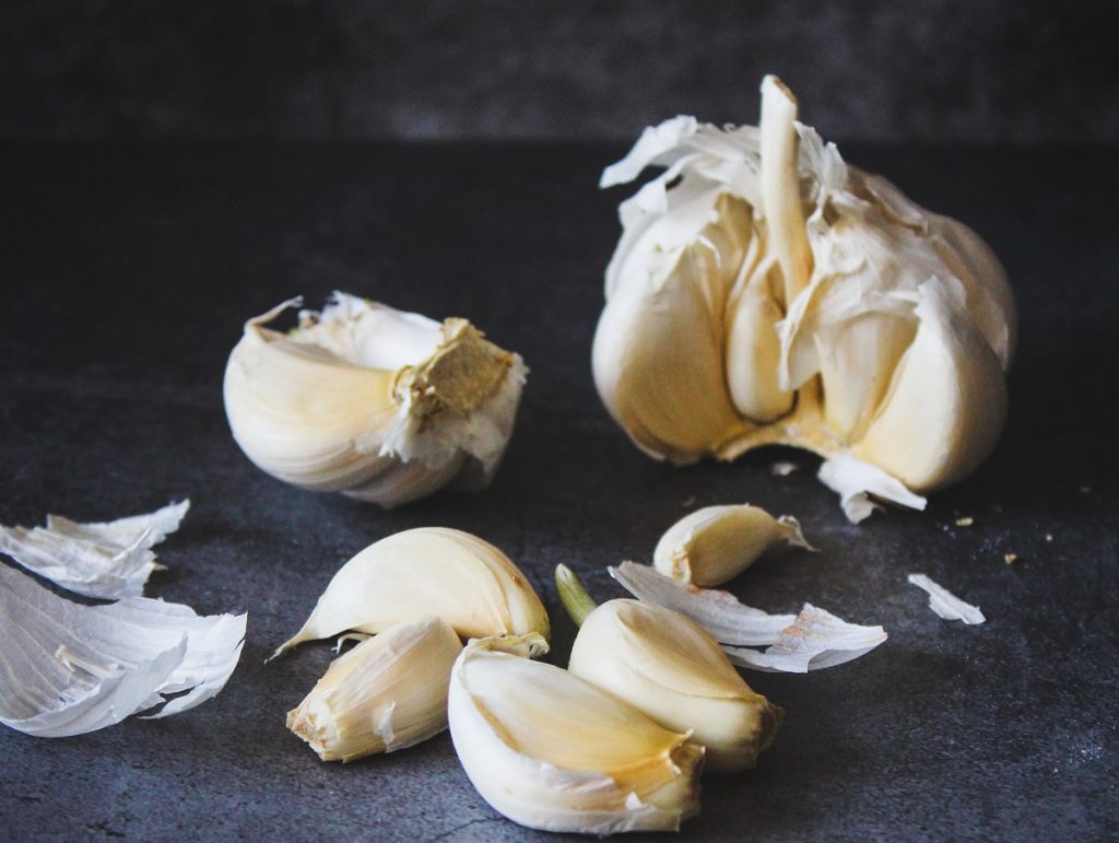 Aşa faci ca usturoiul să fie şi mai gustos. Trucul gospodinelor de la sat