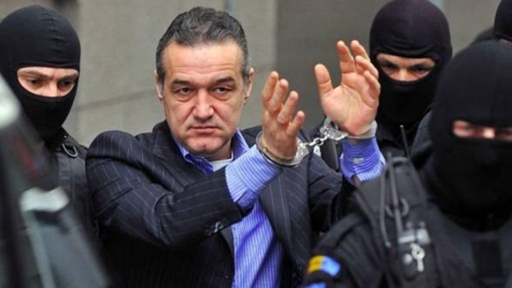 Gigi Becali, acuzat de fostul sau avocat ca si-a inscenat boala in inchisoare. ”Dansa jocuri machedonesti fara nicio grija ”