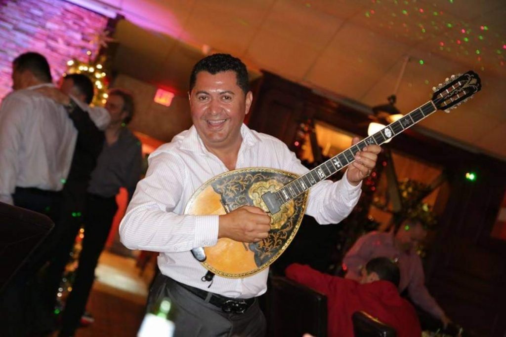 A părăsit trupa Azur pentru un vas de croazieră care l-a dus la Miami. ”Acum cânt în șapte limbi străine”. EXCLUSIV