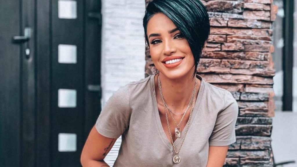 Adelina Pestriţu îşi ceartă mereu fanii. Ce i-a putut spune vedeta unei tinere: „De ce mă mai întrebi?” 