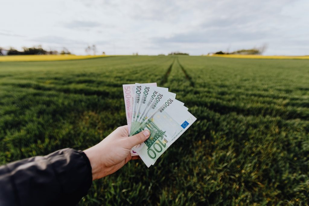 Ce trebuie să facă românii până pe 27 august pentru a primi bani de la stat. Sumele ajung chiar şi la 70.000 de euro