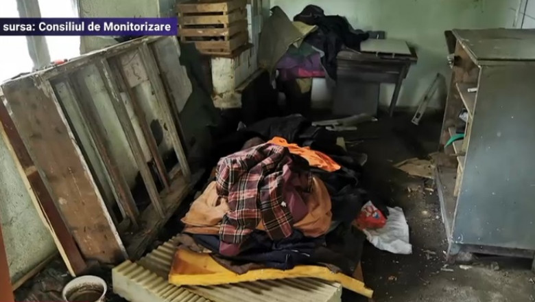 Imagini dezolante! Ce s-a găsit în două centre de îngrijire și asistență din județul Suceava și Argeș. Saltele rupte și îmbibate cu urină, mâncare stricată