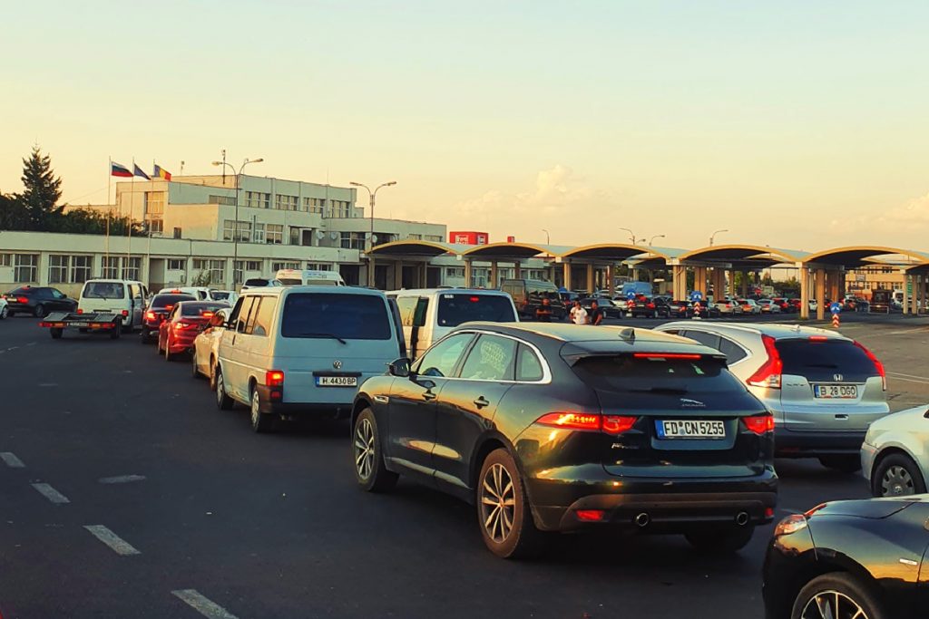 Cozi de kilometri întregi la vama cu Bulgaria. Românii nu au vrut să stea în carantină după întoarcerea din vacanţă