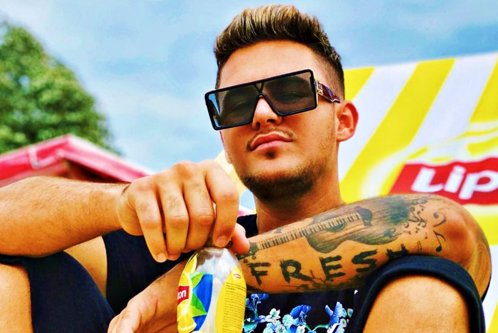 Cum se reface Mario Fresh după despărțirea de Alexia Eram. Așa a fost surprins tânărul pe străzile din Brașov