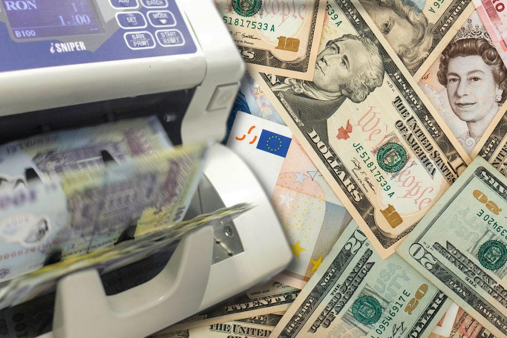 Curs BNR 30 august. Cât costă azi Euro, Dolarul şi Lira Sterlină