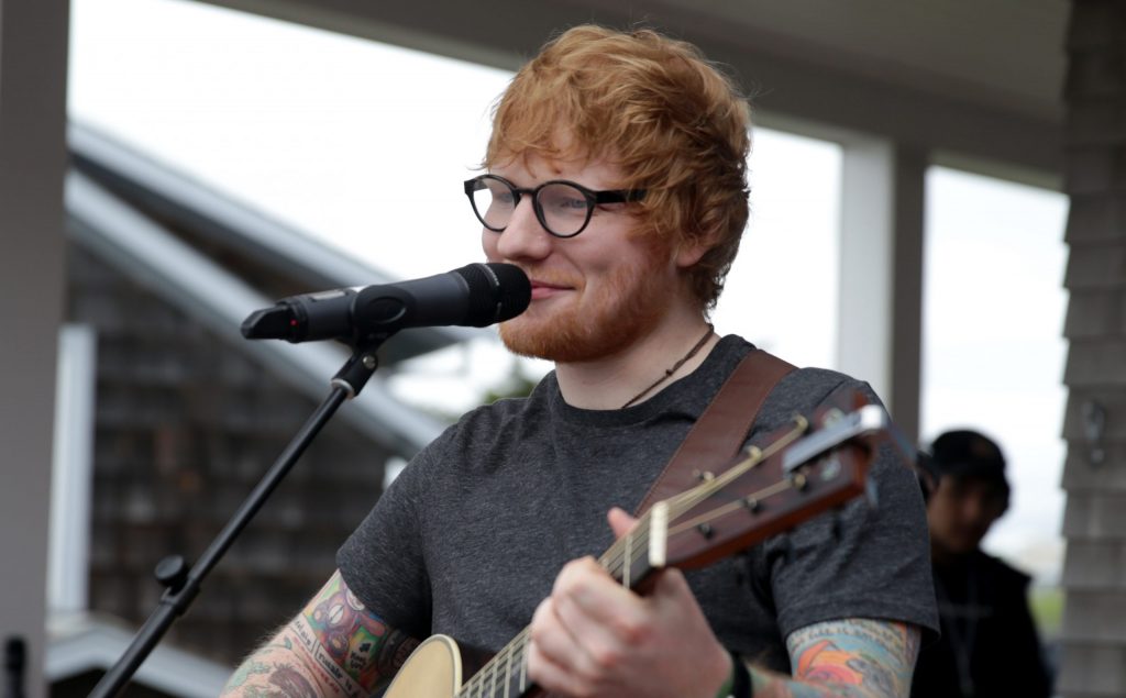 Ed Sheeran, unul dintre cei mai bine vânduți cântăreți din lume, se face fotbalist. Echipa l-a prezentat oficial, fanii au crezut că e glumă