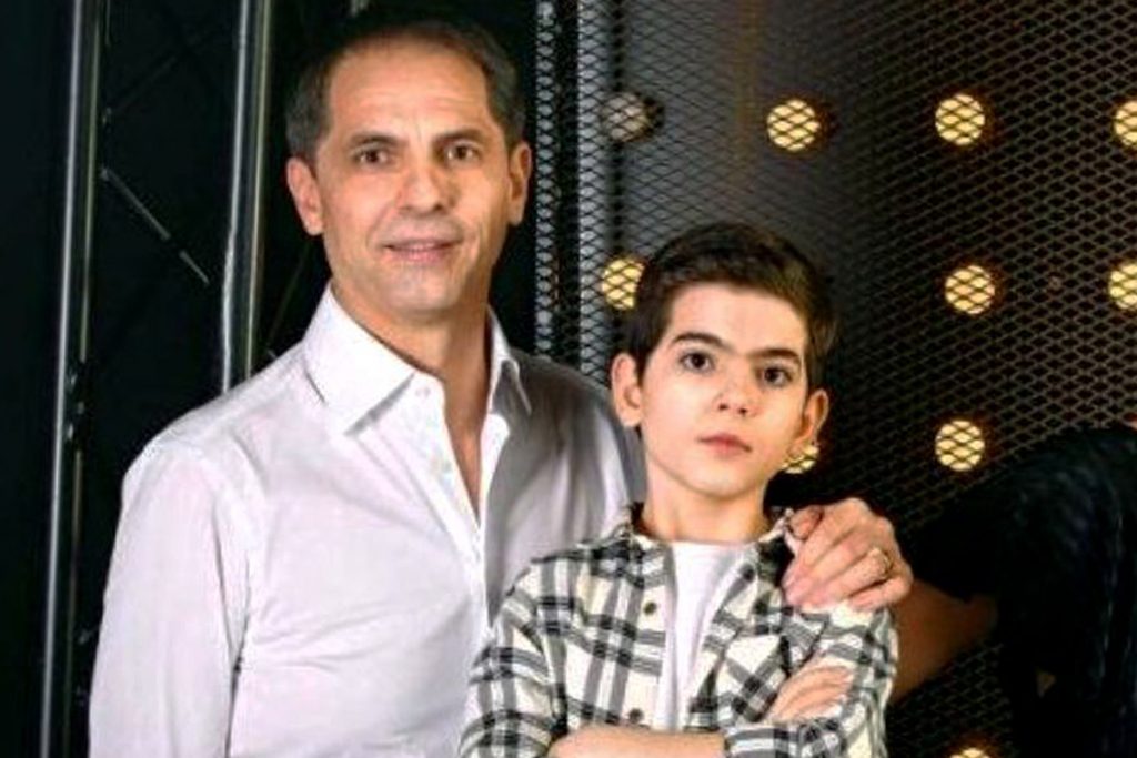 Gestul ciudat al lui Dan Negru pentru fiul său. De ce l-a dus într-o casă în care șapte copii trăiesc ca în Evul Mediu. EXCLUSIV