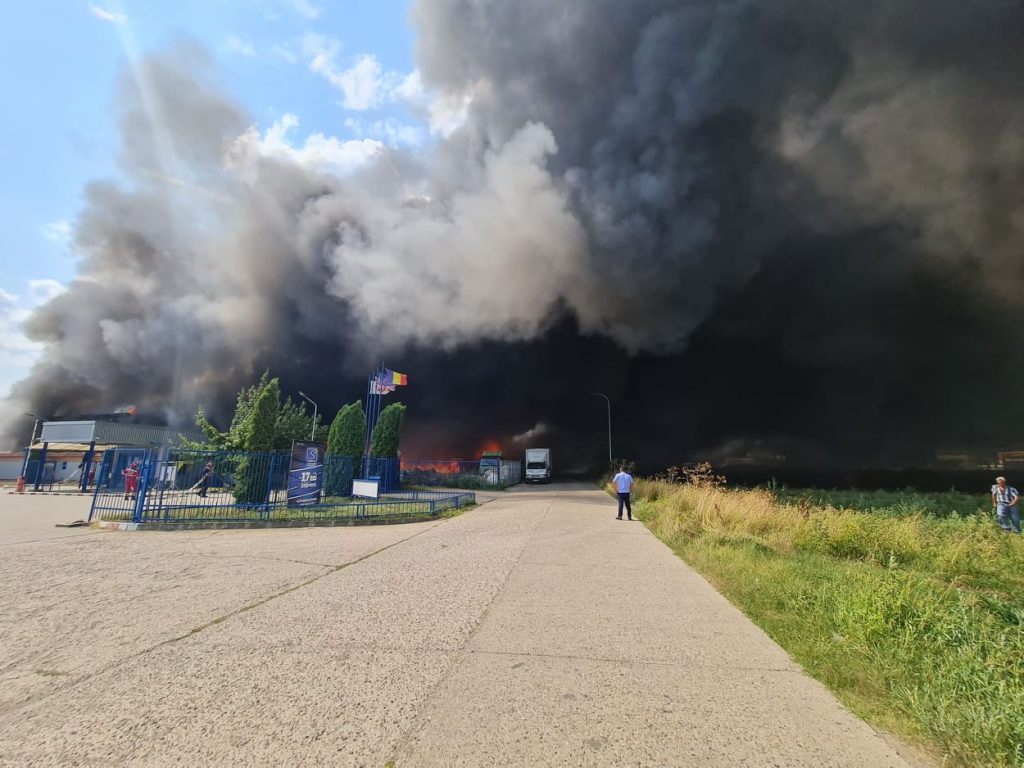 Incendiu de proporții la un depozit de materiale plastice din Alba Iulia. A fost transmis mesaj Ro-alert