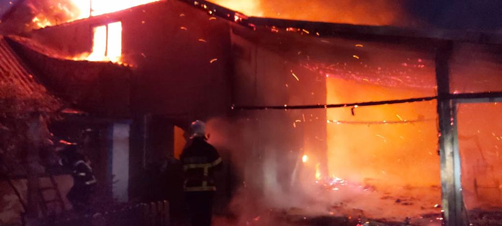 Incendiu puternic noaptea trecută la Tulcea, după ce o pensiune a ars. Cinci turiști, printre care si un copil, au ajuns la spital cu arsuri VIDEO