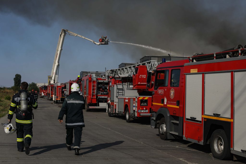 Incendiu puternic în Mogoşoaia. Pompierii intervin în forţă cu 15 autospeciale. VIDEO