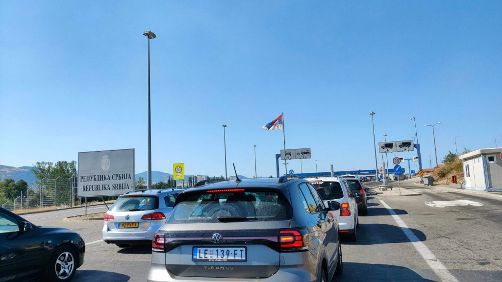 Incidente neobișnuite pe drumul turiștilor care vin din Grecia. Tamponări intenționate, incendii pe autostradă și urări de bun venit cu sârmă ghimpată