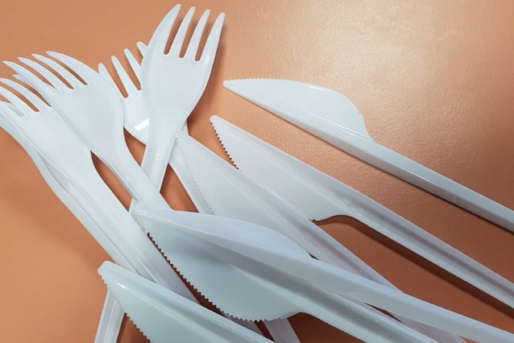 Legea anti-plastic, introdusă în România. Oficial, ce produse vor fi interzise. Tacâmurile de plastic sunt printre ele