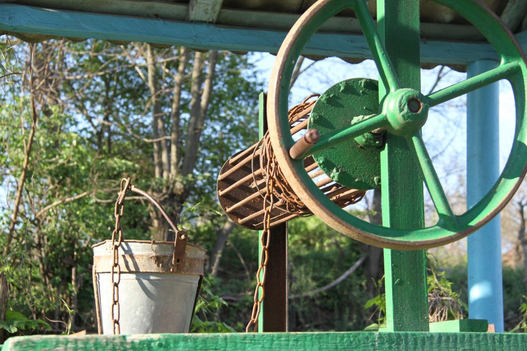 Locuitorii din Dolj sunt disperați, după ce au rămas fără apă potabilă: „Ne-au murit copiii infectaţi”