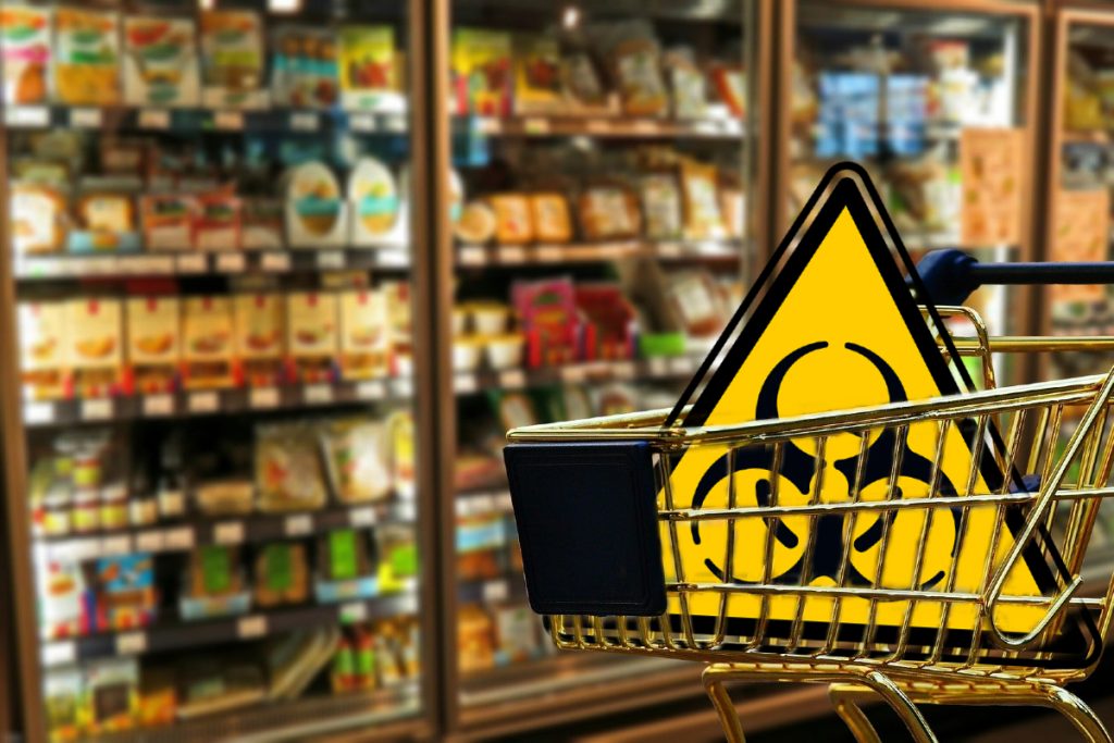 Numeroase alimente contaminate cu substanţe periculoase, încă pe rafturile magazinelor din România. Cine e de vină?!