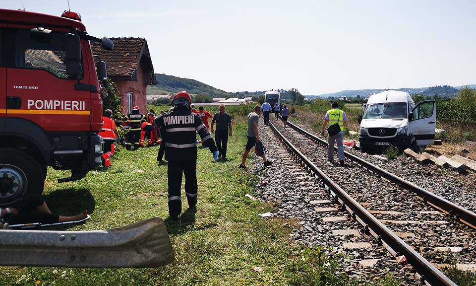 Prima victimă după accidentul de ieri dintre un microbuz şi un tren. O femeie de 40 de ani a decedat la spital