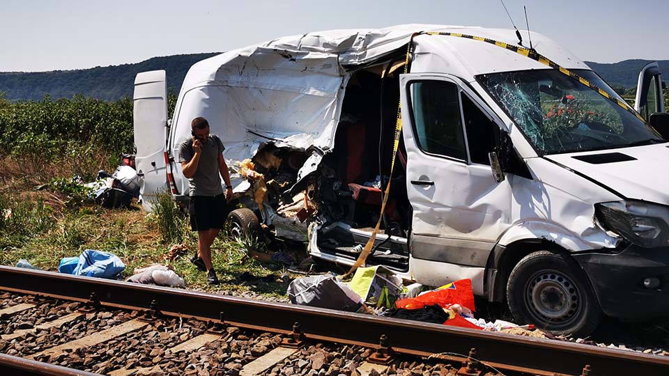 Prima victima dupa accidentul dintre un microbuz si un tren