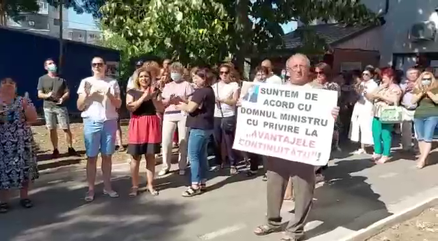 Protest în această dimineața, la Școala Gimnazială din Filiași, județul Dolj. Ce nemulțumiri au avut 70 de părinți și cadre didactice