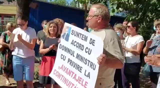 Protest la Scoala Gimnaziala din Filiasi, judetul Dolj