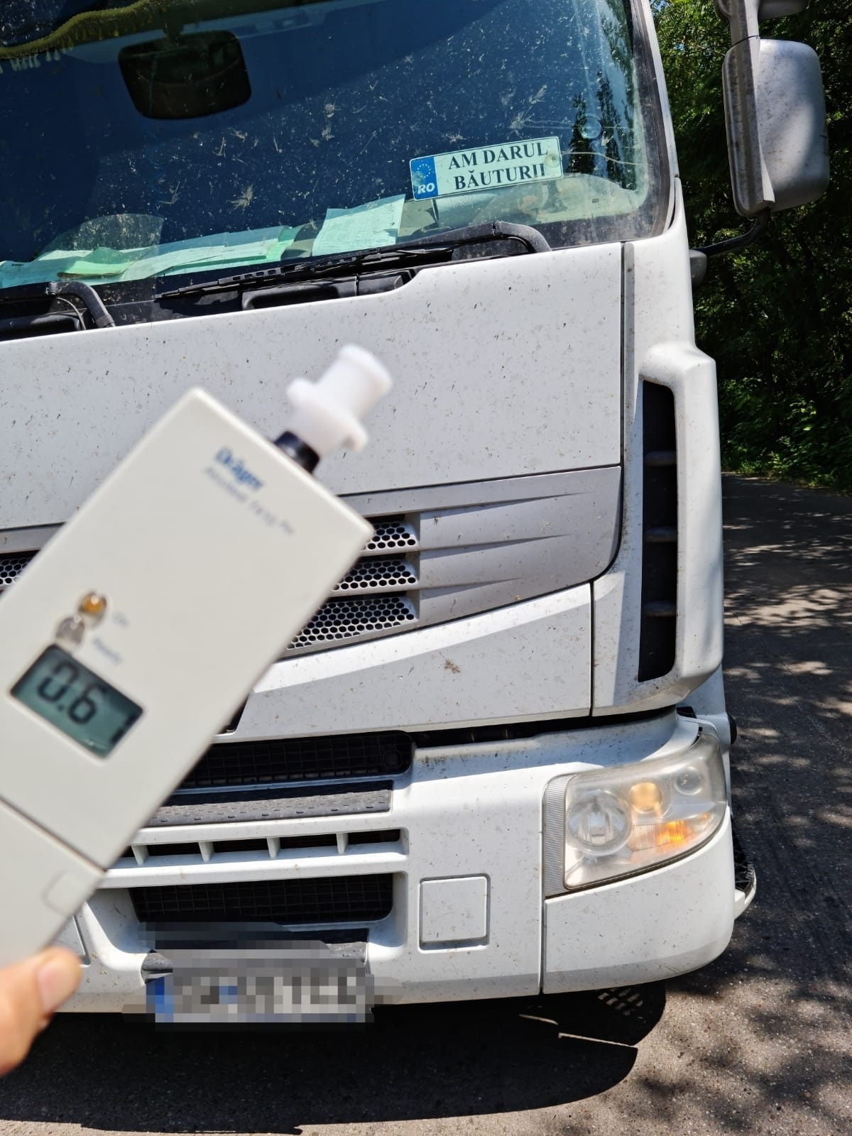 Un șofer de TIR a fost tras pe dreapta pentru ce avea în parbriz