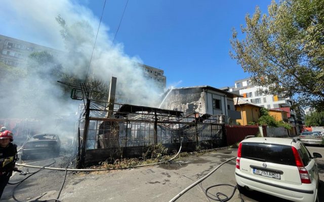 Incendiu puternic la o terasă din Capitală. Şapte autospeciale intervin pentru a stinge flăcările