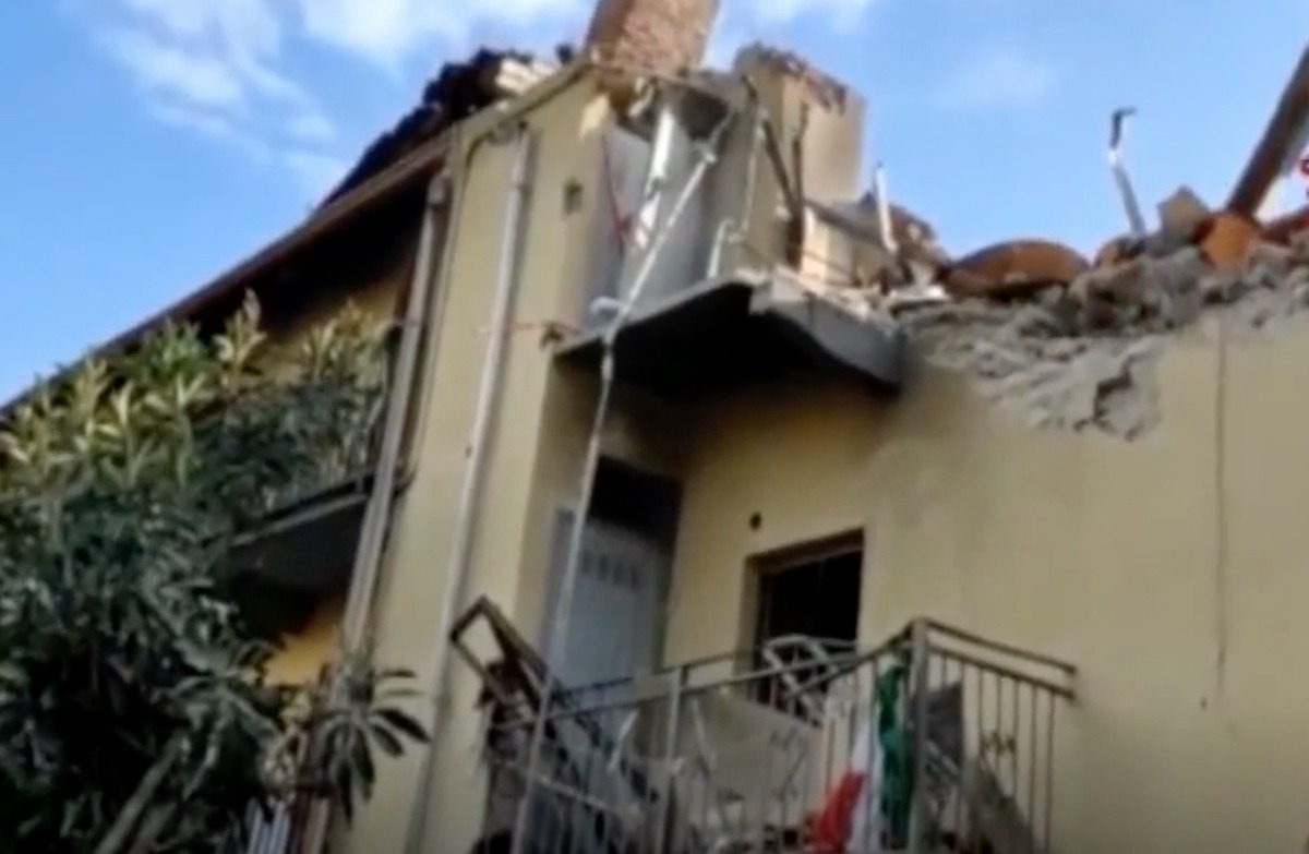Un bloc locuit de familii de romani s-a prabusit dupa o explozie in Torino