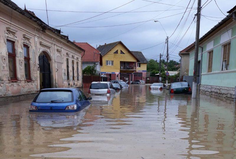 Statul acorda unele ajutoare celor care au fost afectati de inundatii