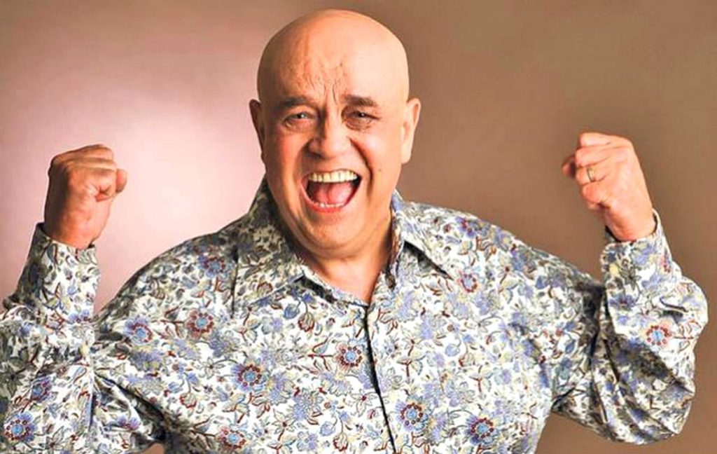 Benone Sinulescu ii canta sotiei prin casa