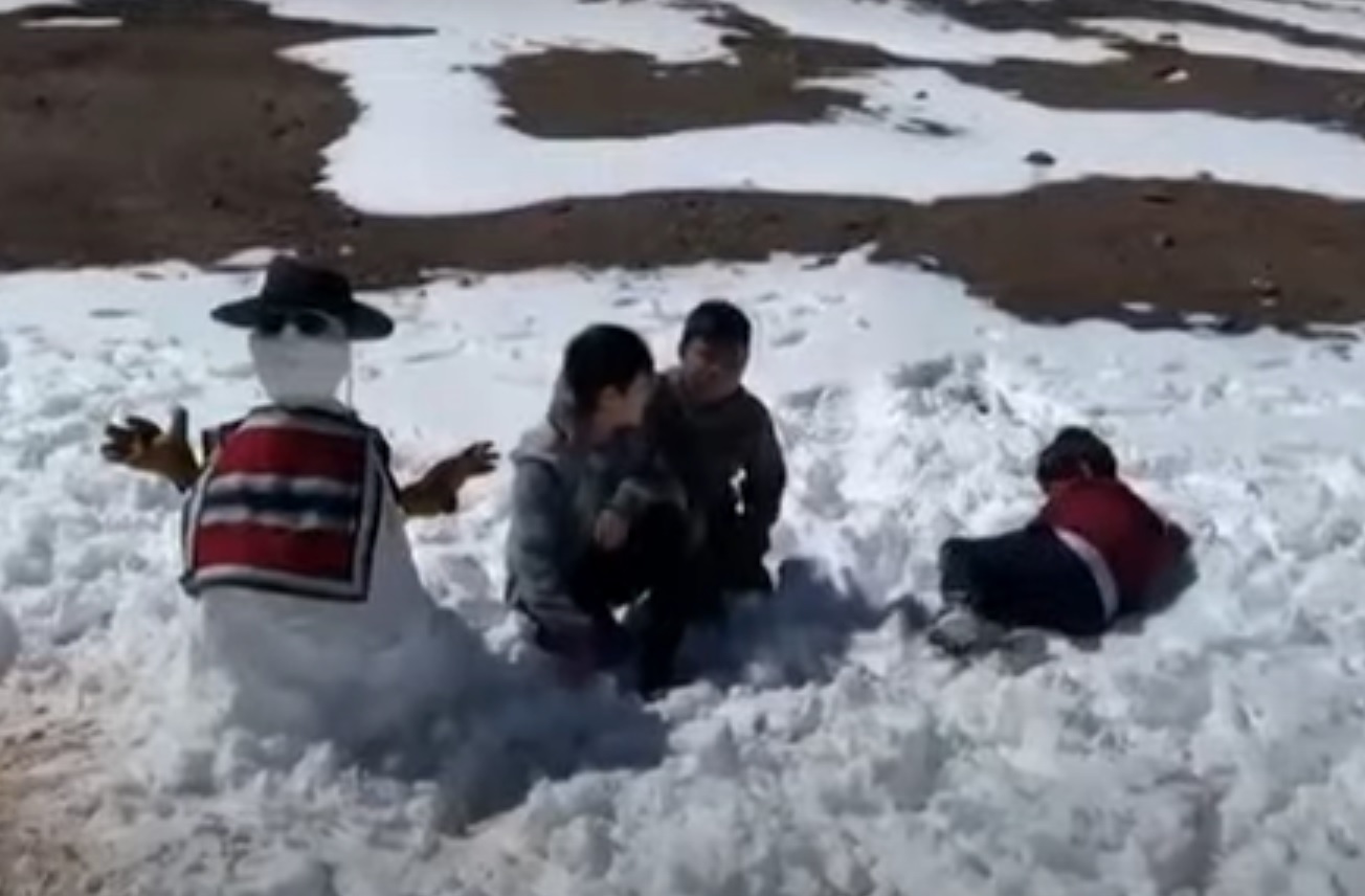 Moment istoric in cel mai secetos loc de pe Pamant. A nins in Desertul Atacama