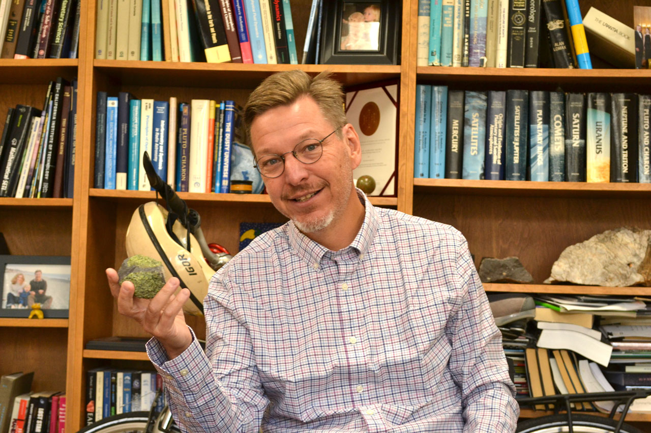 Cum a fost retrogradată Pluto de la statutul de planetă