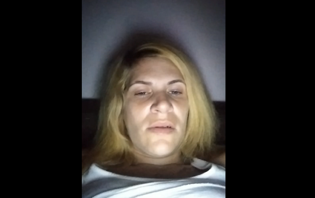 MAma gemenilor facea live in timp ce copiii se aruncau pe geam