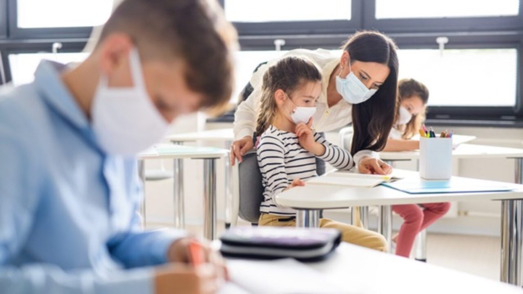 Elevii vor purta si in acest an scolar masti de protectie