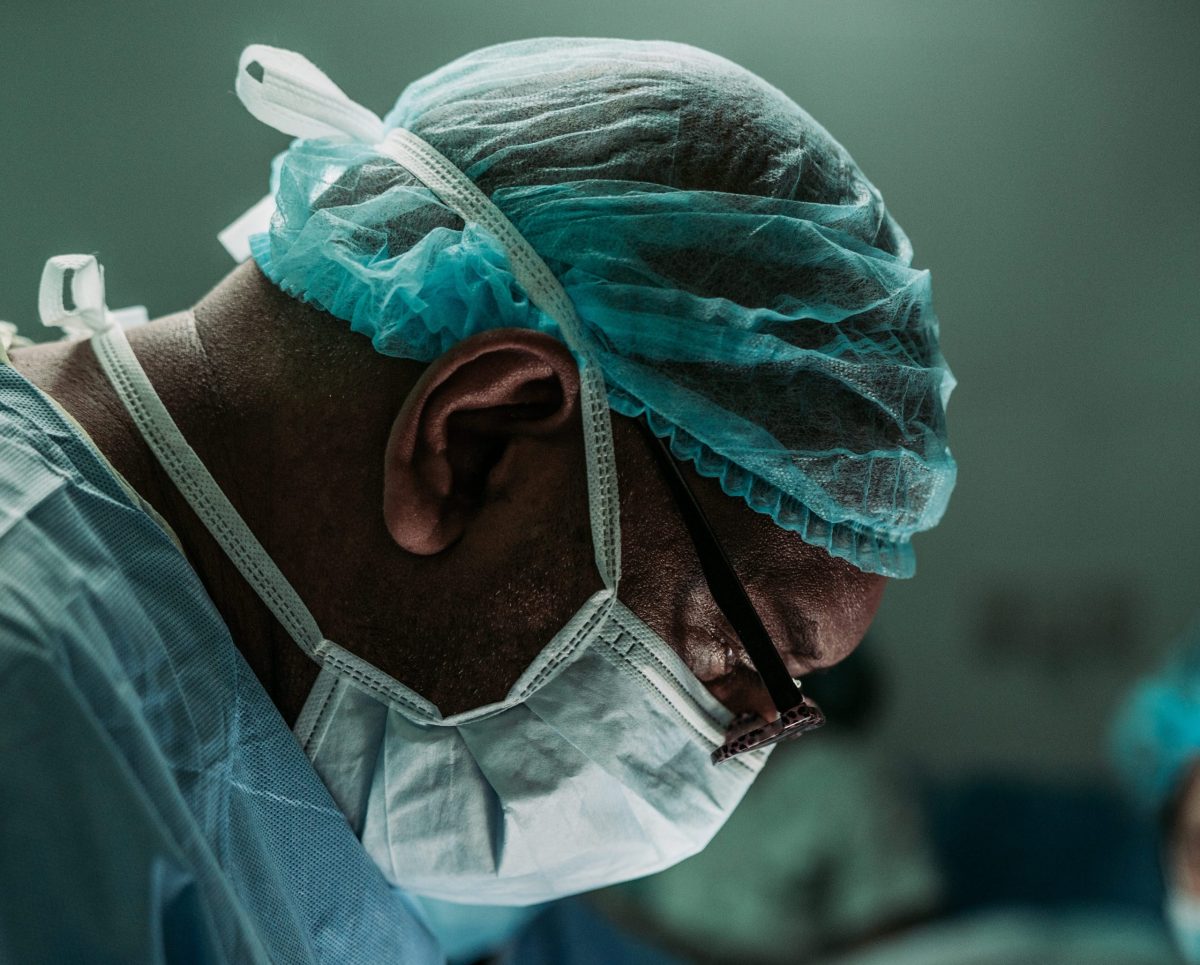 Guvernul vrea modificarea varstei de pensionare pentru medici