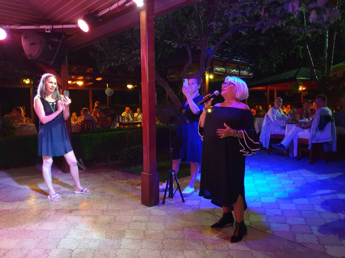 Cum se comporta artistele de legenda ale Romaniei pe litoral, in 2021. Maria Dragomiroiu, impecabila. Ileana Sipoteanu, mofturi cu chipiu de stewardesa. Mirabela Dauer, ea insasi, unica. REPORTAJ