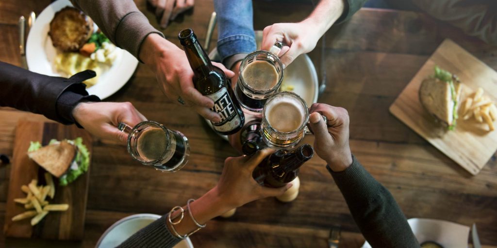 Cât de des se îmbată românii. Clasamentul în care strălucim în Europa