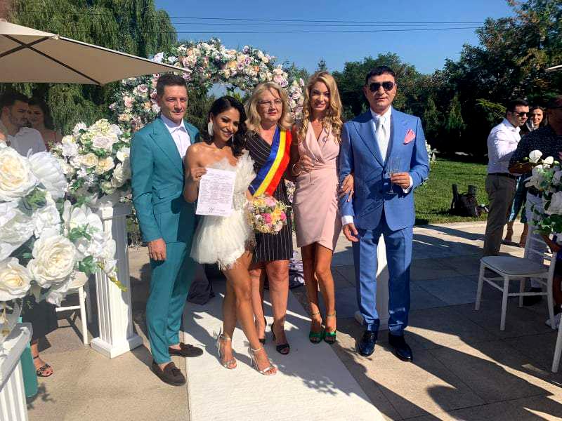 Cristi Borcea si Valentina Pelinel au fost nasi in weekend. Au ramas socati cand au vazut mireasa
