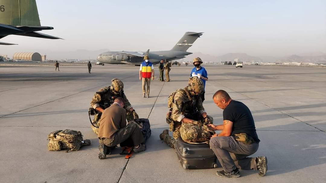 Inca un roman a fost evacuat de Afganistan. Cine a mai fost in acelasi avion
